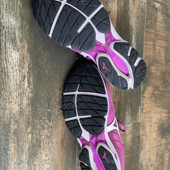 Mizzuno Wave Rider Running Shoes - Picture 2 of 4